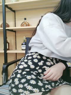 全球最美仙女模特跟女朋友去逛街，女朋友饿了怎么办